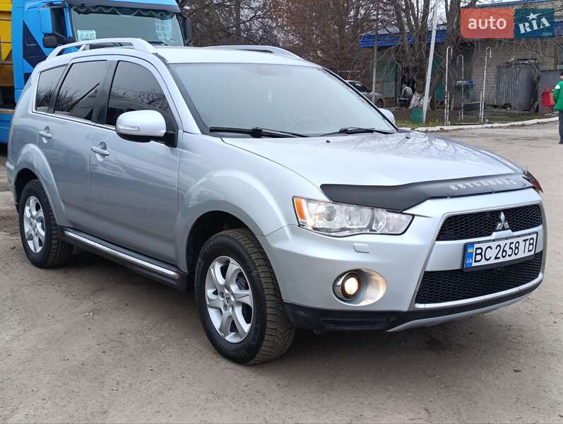 Внедорожник / Кроссовер Mitsubishi Outlander XL 2010 в Теофиполе