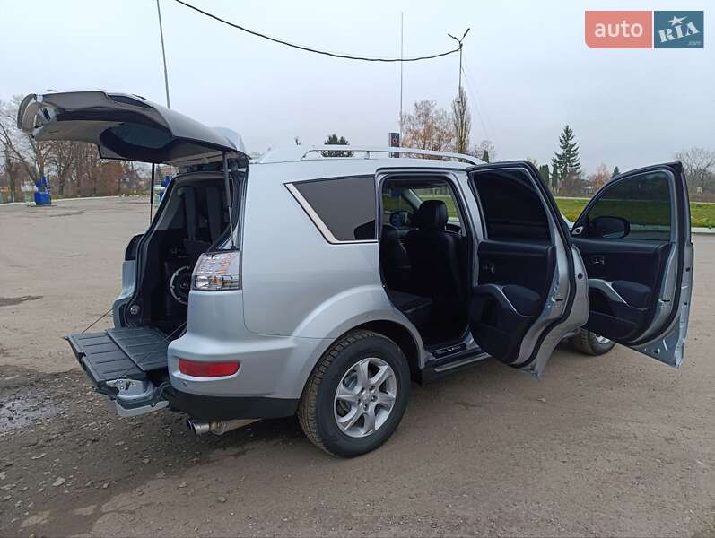 Внедорожник / Кроссовер Mitsubishi Outlander XL 2010 в Теофиполе