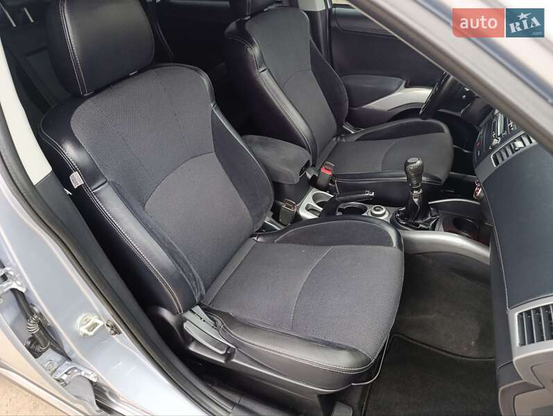 Внедорожник / Кроссовер Mitsubishi Outlander XL 2010 в Теофиполе