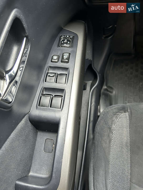 Позашляховик / Кросовер Mitsubishi Outlander XL 2009 в Жовтих Водах фото 13 Позашляховик / Кросовер Mitsubishi Outlander XL 2009 в Жовтих Водах