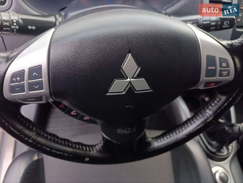 Позашляховик / Кросовер Mitsubishi Outlander XL 2010 в Теофіполі