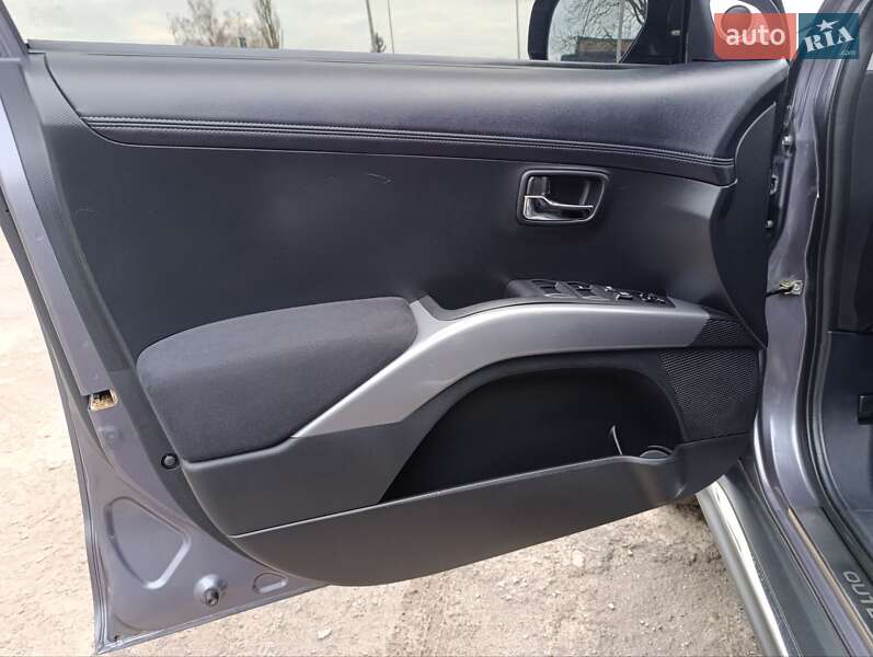 Позашляховик / Кросовер Mitsubishi Outlander XL 2010 в Теофіполі