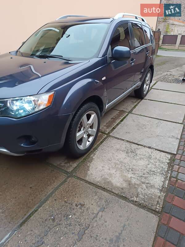 Внедорожник / Кроссовер Mitsubishi Outlander XL 2008 в Ужгороде фото 3 Внедорожник / Кроссовер Mitsubishi Outlander XL 2008 в Ужгороде
