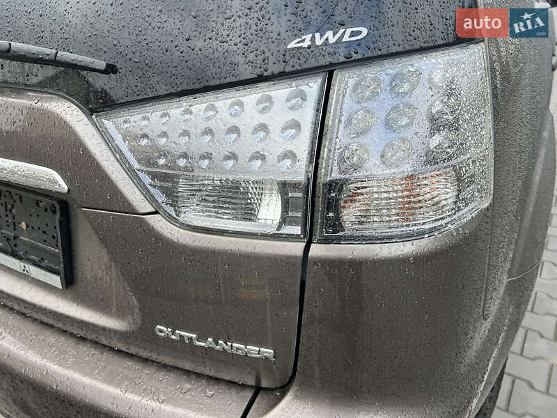 Внедорожник / Кроссовер Mitsubishi Outlander XL 2011 в Луцке