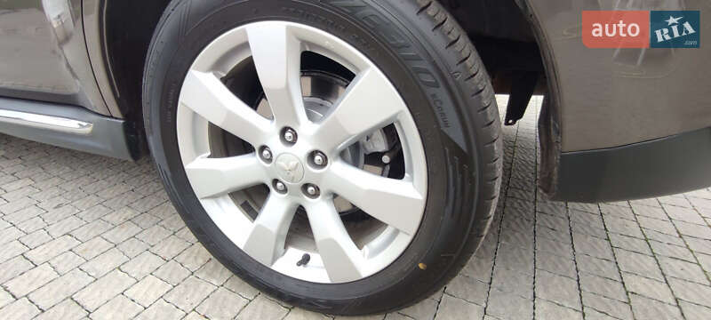 Внедорожник / Кроссовер Mitsubishi Outlander XL 2011 в Луцке