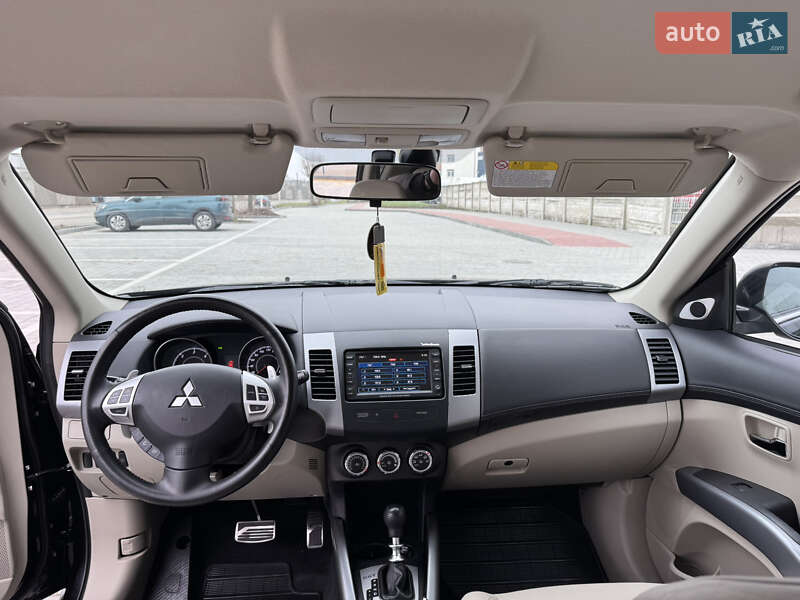 Позашляховик / Кросовер Mitsubishi Outlander XL 2011 в Івано-Франківську