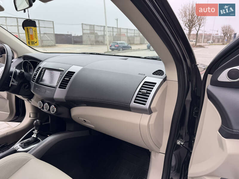 Позашляховик / Кросовер Mitsubishi Outlander XL 2011 в Івано-Франківську