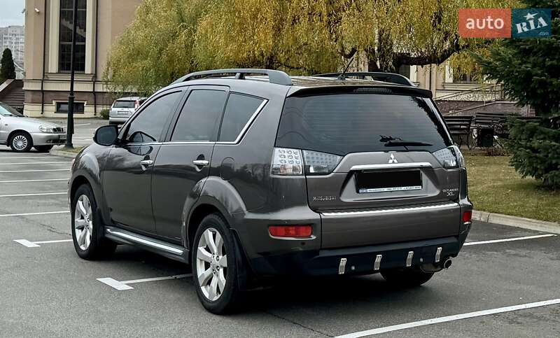 Внедорожник / Кроссовер Mitsubishi Outlander XL 2011 в Киеве