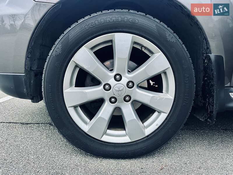 Внедорожник / Кроссовер Mitsubishi Outlander XL 2011 в Киеве