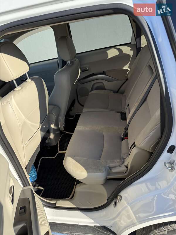 Позашляховик / Кросовер Mitsubishi Outlander XL 2011 в Черкасах