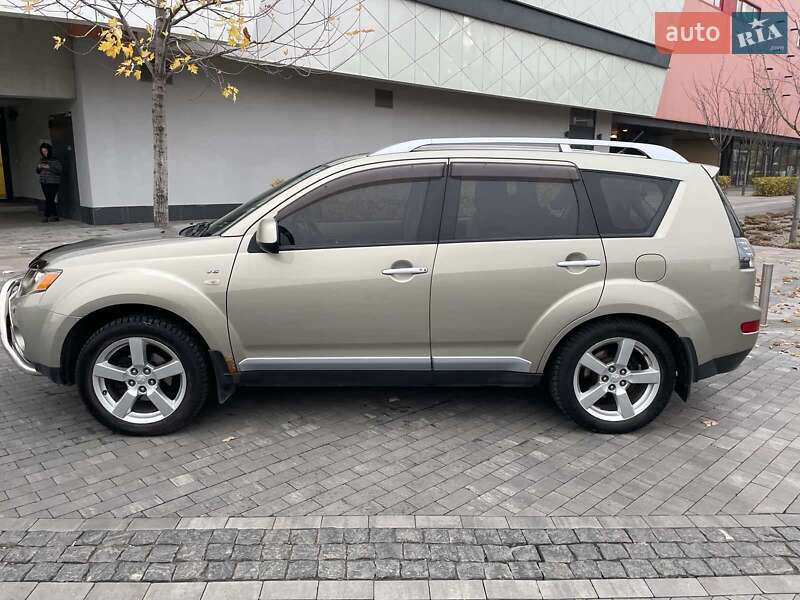 Позашляховик / Кросовер Mitsubishi Outlander XL 2008 в Києві