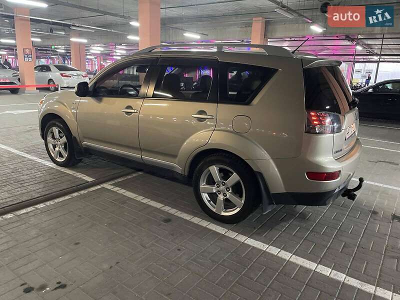 Позашляховик / Кросовер Mitsubishi Outlander XL 2008 в Києві