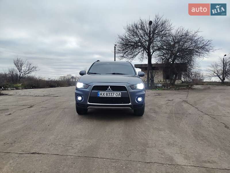 Внедорожник / Кроссовер Mitsubishi Outlander XL 2010 в Краснограде