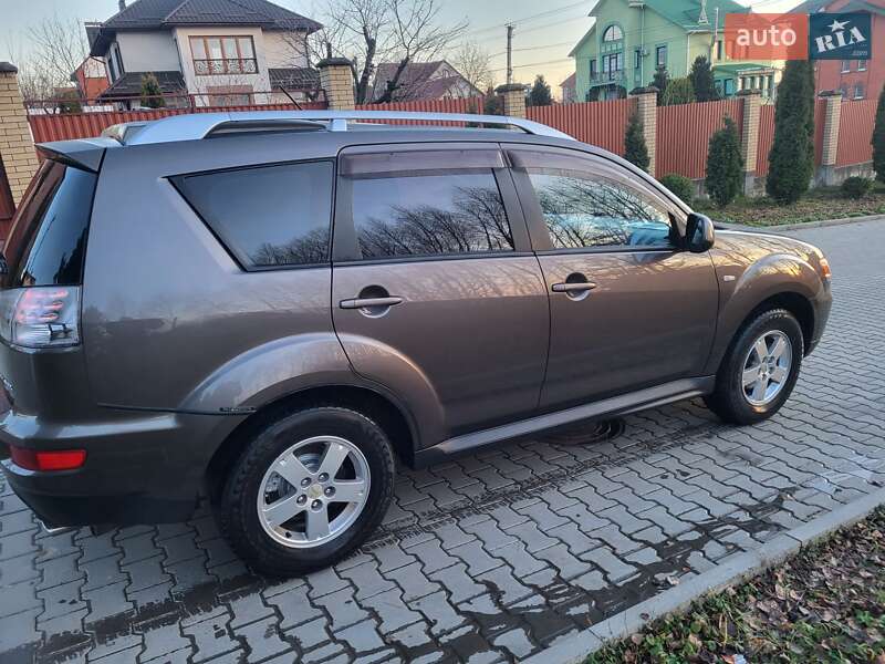 Внедорожник / Кроссовер Mitsubishi Outlander XL 2010 в Хмельницком