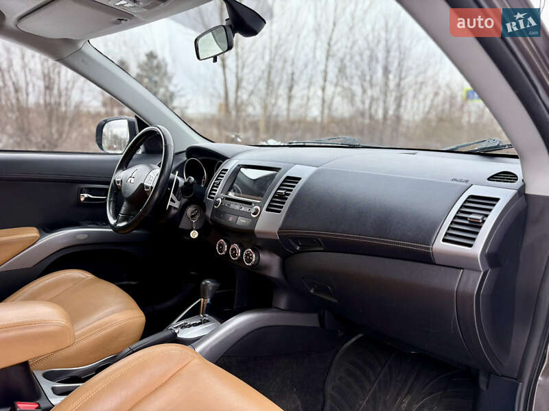 Внедорожник / Кроссовер Mitsubishi Outlander XL 2010 в Староконстантинове