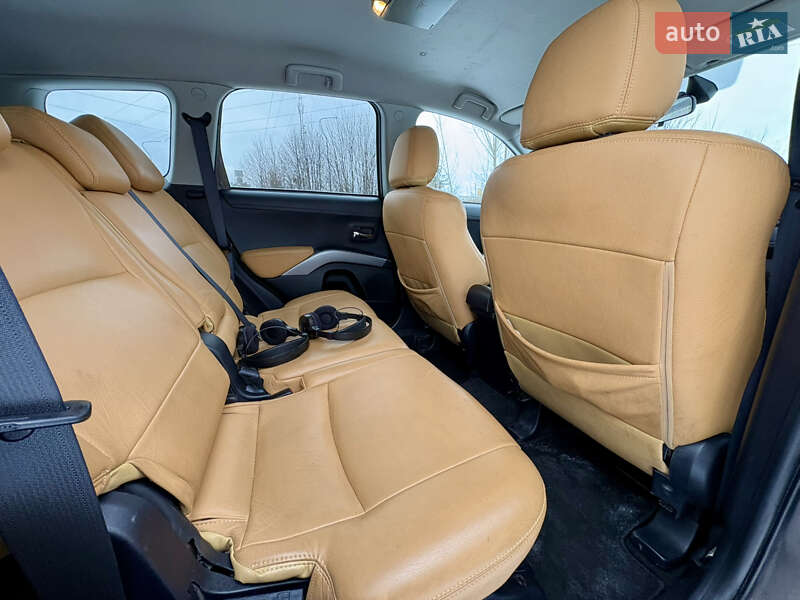 Внедорожник / Кроссовер Mitsubishi Outlander XL 2010 в Староконстантинове