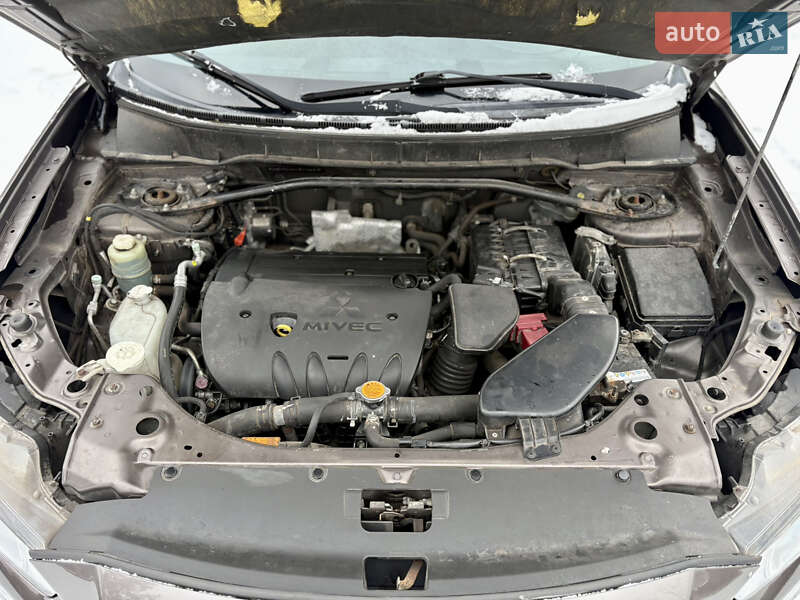 Внедорожник / Кроссовер Mitsubishi Outlander XL 2010 в Староконстантинове