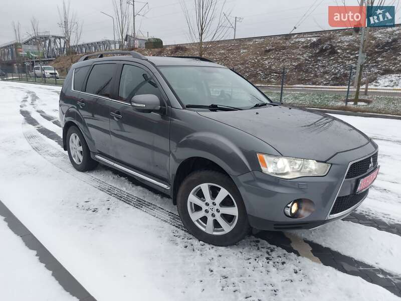 Внедорожник / Кроссовер Mitsubishi Outlander XL 2011 в Ирпене