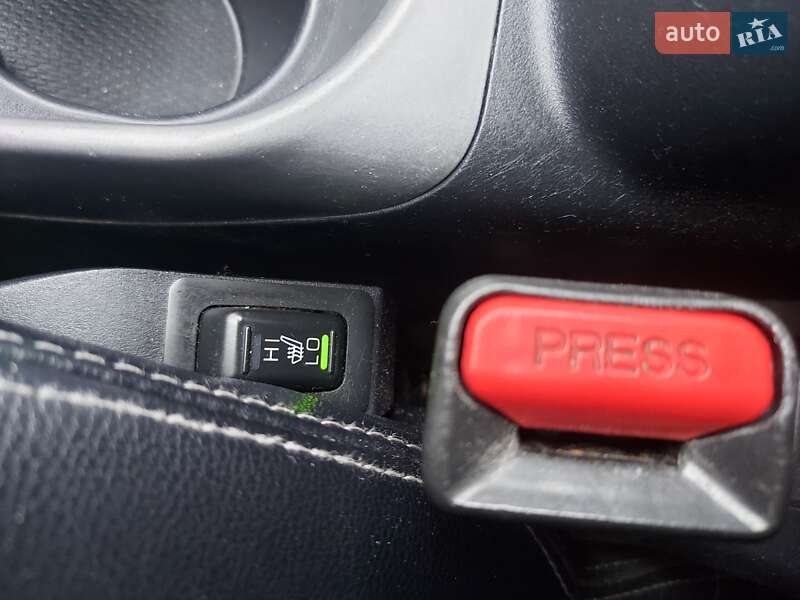 Внедорожник / Кроссовер Mitsubishi Outlander XL 2011 в Ирпене