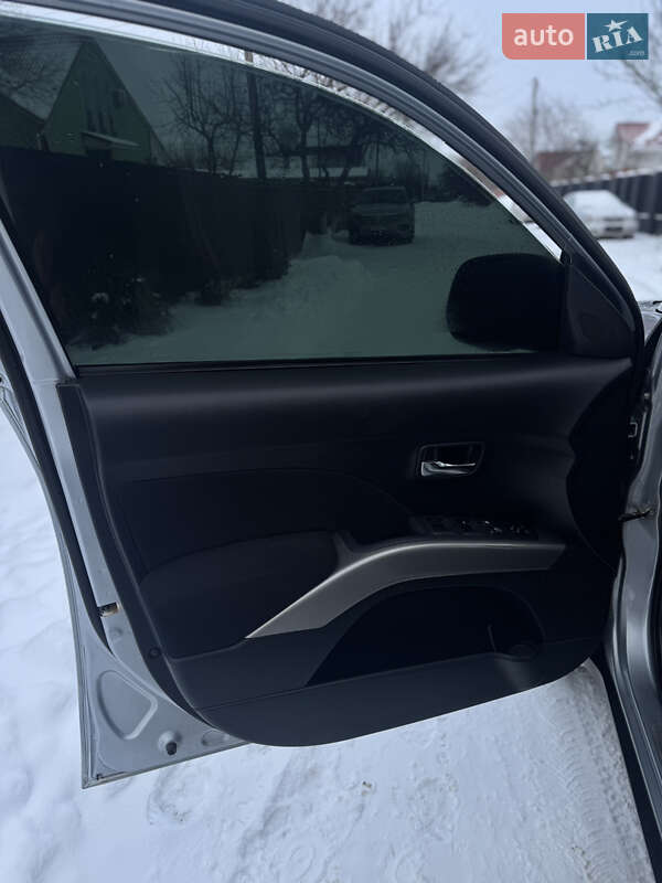 Позашляховик / Кросовер Mitsubishi Outlander XL 2008 в Броварах