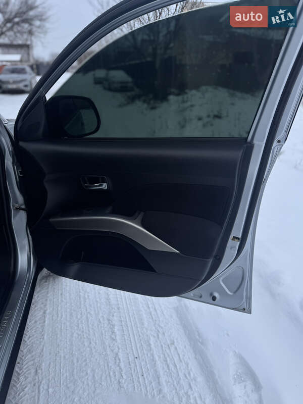 Позашляховик / Кросовер Mitsubishi Outlander XL 2008 в Броварах