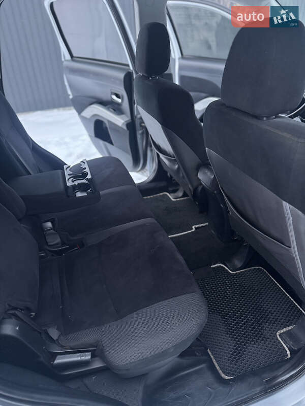 Позашляховик / Кросовер Mitsubishi Outlander XL 2008 в Броварах