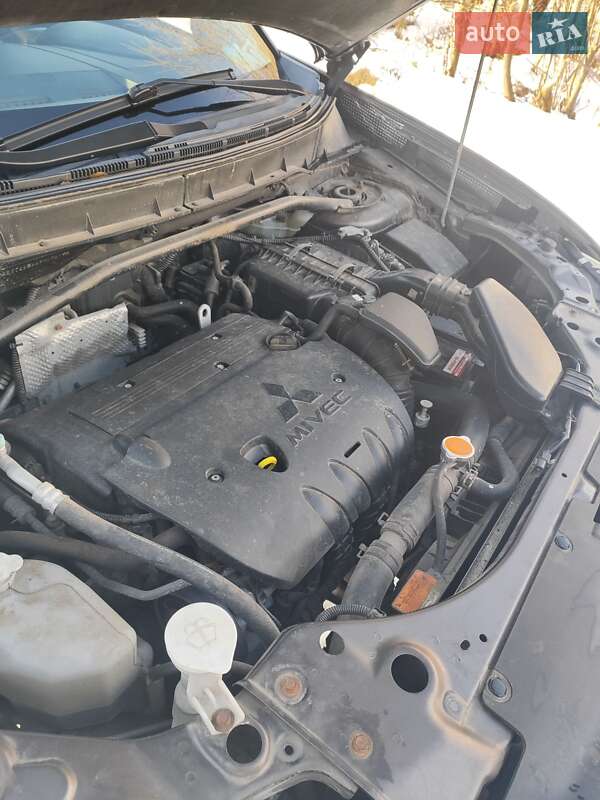 Внедорожник / Кроссовер Mitsubishi Outlander XL 2010 в Львове