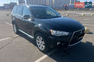Позашляховик / Кросовер Mitsubishi Outlander XL 2011 в Києві