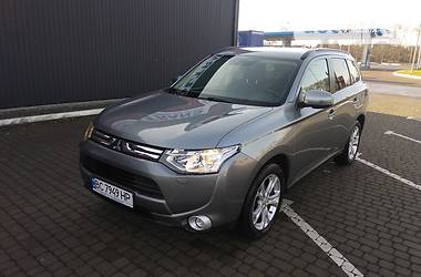 Позашляховик / Кросовер Mitsubishi Outlander 2013 в 