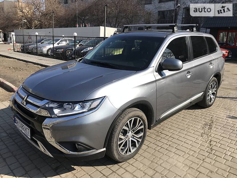 Позашляховик / Кросовер Mitsubishi Outlander 2018 в 