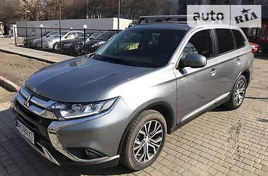 Позашляховик / Кросовер Mitsubishi Outlander 2018 в 