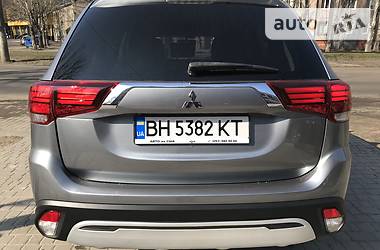 Позашляховик / Кросовер Mitsubishi Outlander 2018 в 