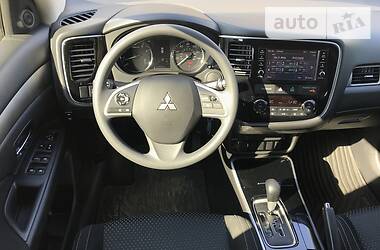 Позашляховик / Кросовер Mitsubishi Outlander 2018 в 