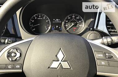 Позашляховик / Кросовер Mitsubishi Outlander 2018 в 