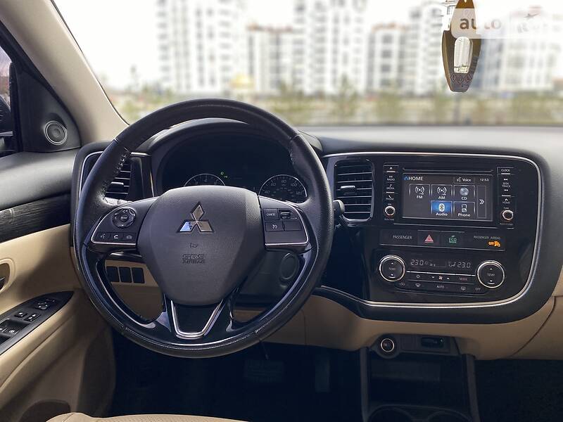 Позашляховик / Кросовер Mitsubishi Outlander 2016 в Івано-Франківську