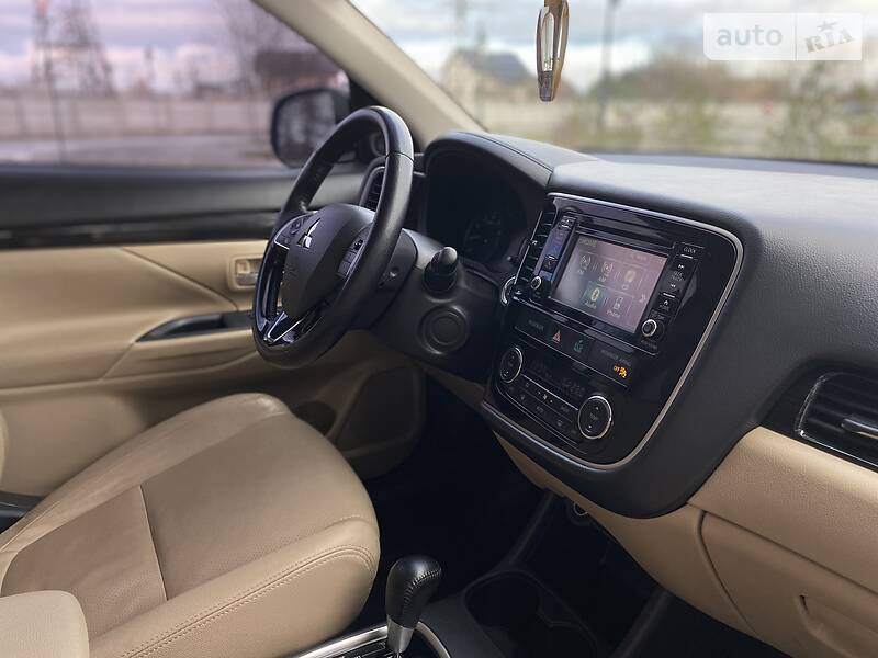Позашляховик / Кросовер Mitsubishi Outlander 2016 в Івано-Франківську