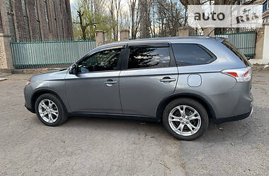 Позашляховик / Кросовер Mitsubishi Outlander 2015 в 