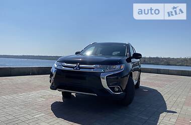 Позашляховик / Кросовер Mitsubishi Outlander 2017 в 