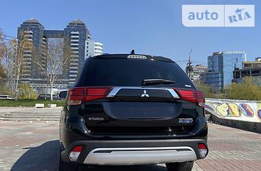 Позашляховик / Кросовер Mitsubishi Outlander 2017 в 