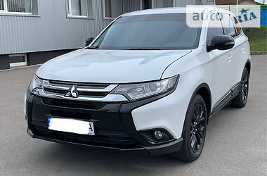 Позашляховик / Кросовер Mitsubishi Outlander 2016 в 