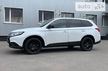 Позашляховик / Кросовер Mitsubishi Outlander 2016 в 