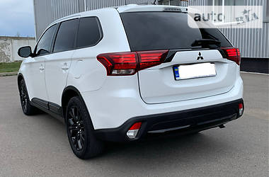 Позашляховик / Кросовер Mitsubishi Outlander 2016 в 