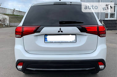 Позашляховик / Кросовер Mitsubishi Outlander 2016 в 
