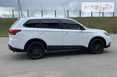 Позашляховик / Кросовер Mitsubishi Outlander 2016 в 