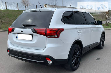 Позашляховик / Кросовер Mitsubishi Outlander 2016 в 