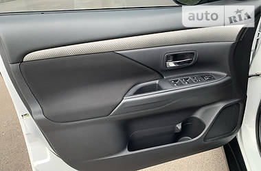 Позашляховик / Кросовер Mitsubishi Outlander 2016 в 