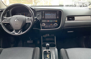 Позашляховик / Кросовер Mitsubishi Outlander 2016 в 