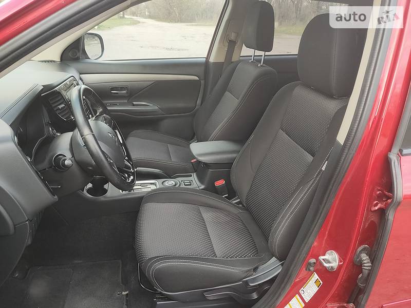 Позашляховик / Кросовер Mitsubishi Outlander 2015 в Новомосковську