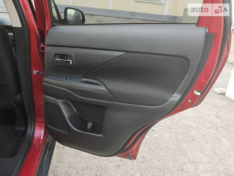 Позашляховик / Кросовер Mitsubishi Outlander 2015 в Новомосковську