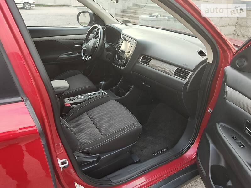Позашляховик / Кросовер Mitsubishi Outlander 2015 в Новомосковську